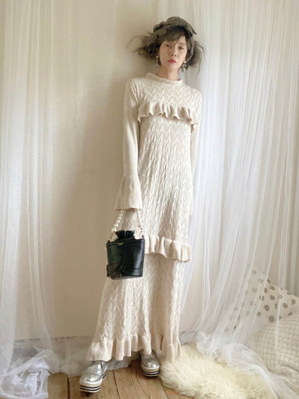 ベージュ系のワンピース、ブラック系のバッグ、シルバー系のシューズを着用したレディースの秋コーディネートの3枚目の写真