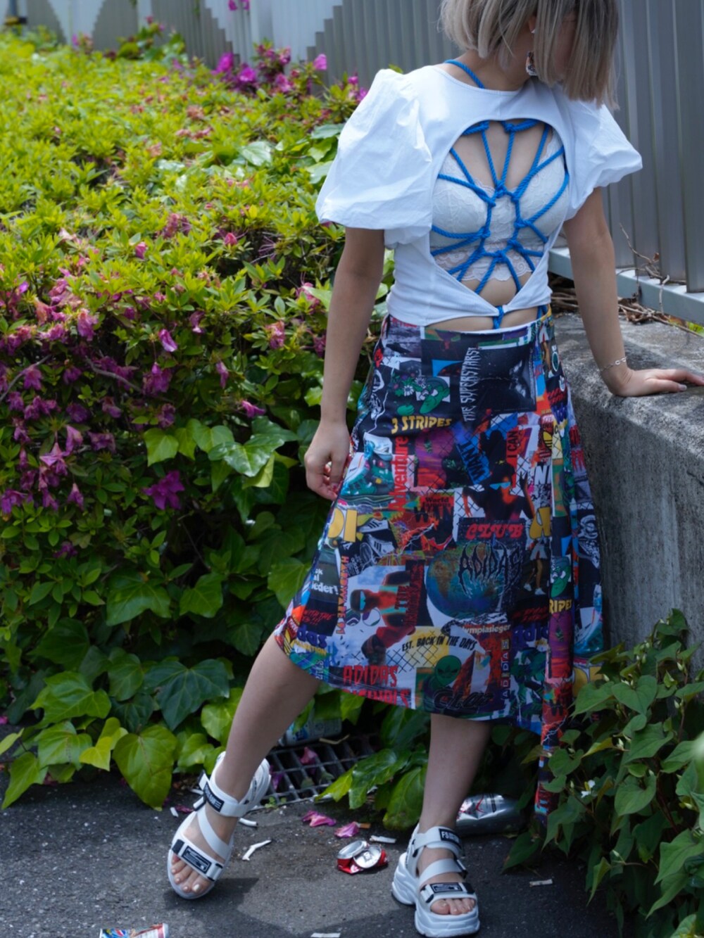 その他のスカート、ホワイト系のシューズ、ホワイト系のトップスを着用したレディースの春コーディネートの3枚目の写真