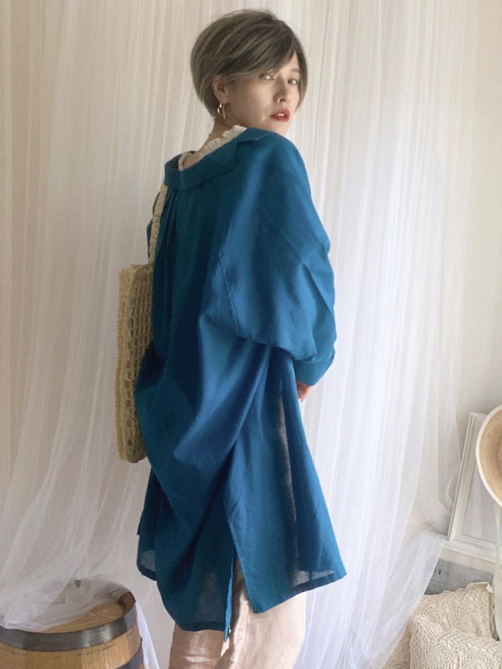 ブルー系のシャツ/ブラウス、ホワイト系のシャツ/ブラウス、ホワイト系のハットを着用したレディースの夏コーディネートの3枚目の写真