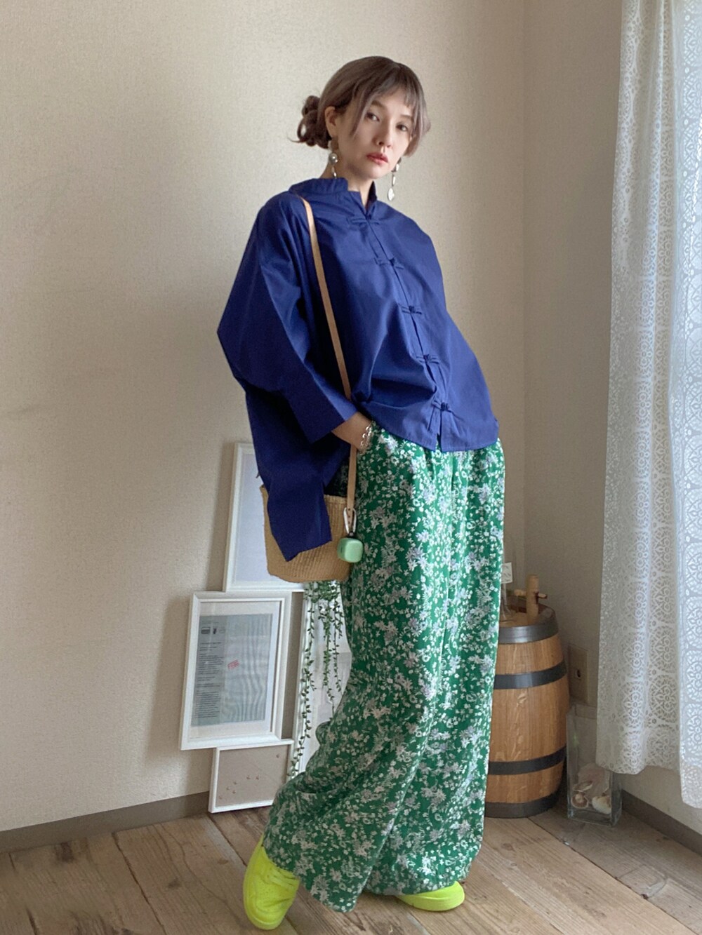 グリーン系のその他パンツ、グリーン系のスニーカー、ブルー系のシャツ/ブラウスを着用したレディースの夏コーディネートの2枚目の写真