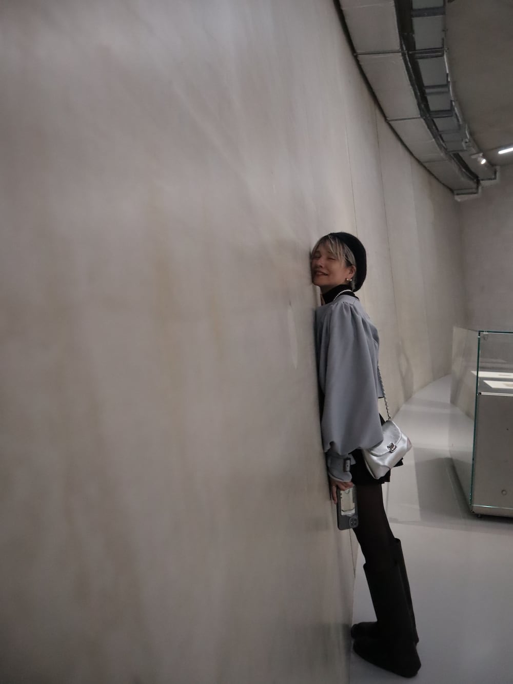 ブラック系のシューズ、ブラック系のトレンチコートを着用したレディースの冬コーディネートの2枚目の写真