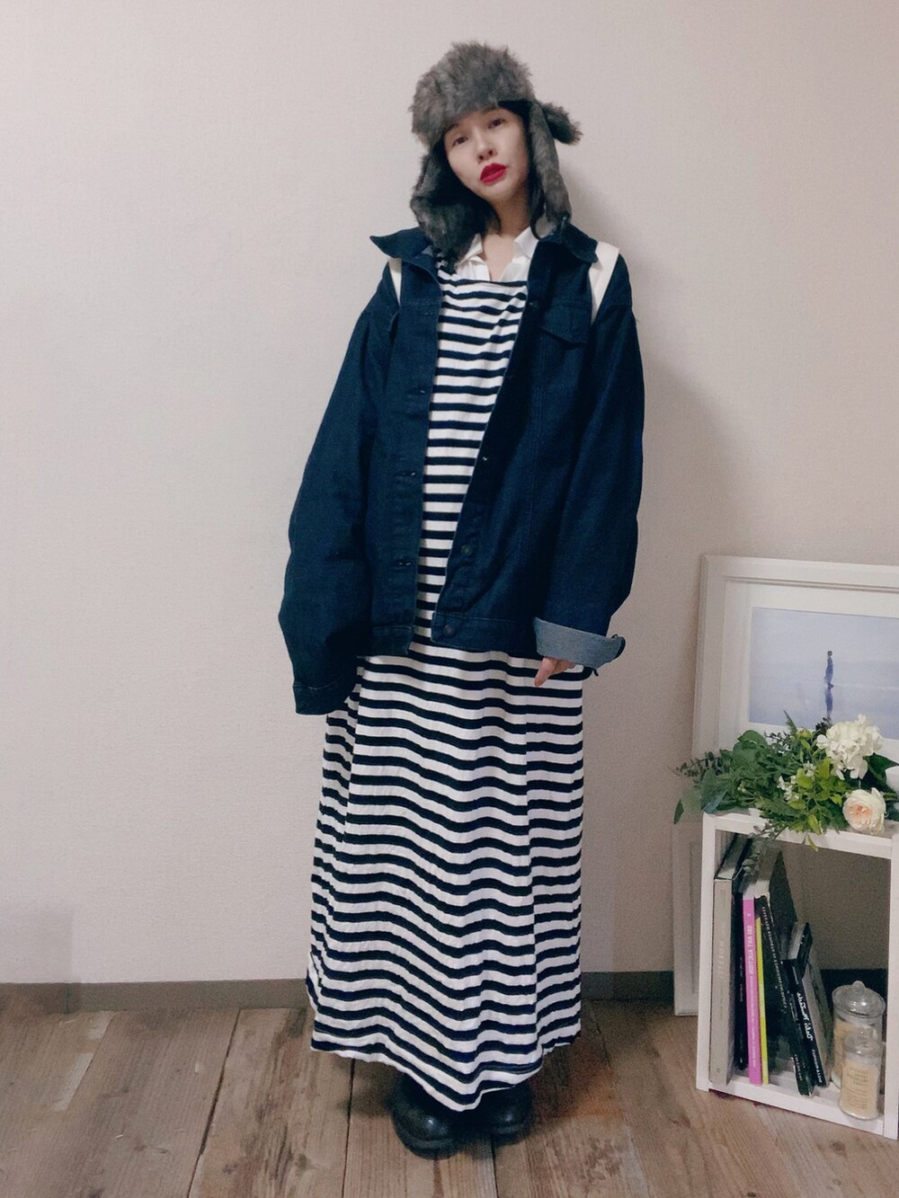 ホワイト系のワンピース、ブルー系のデニムジャケット、グレー系のキャップを着用したレディースの冬コーディネートの3枚目の写真