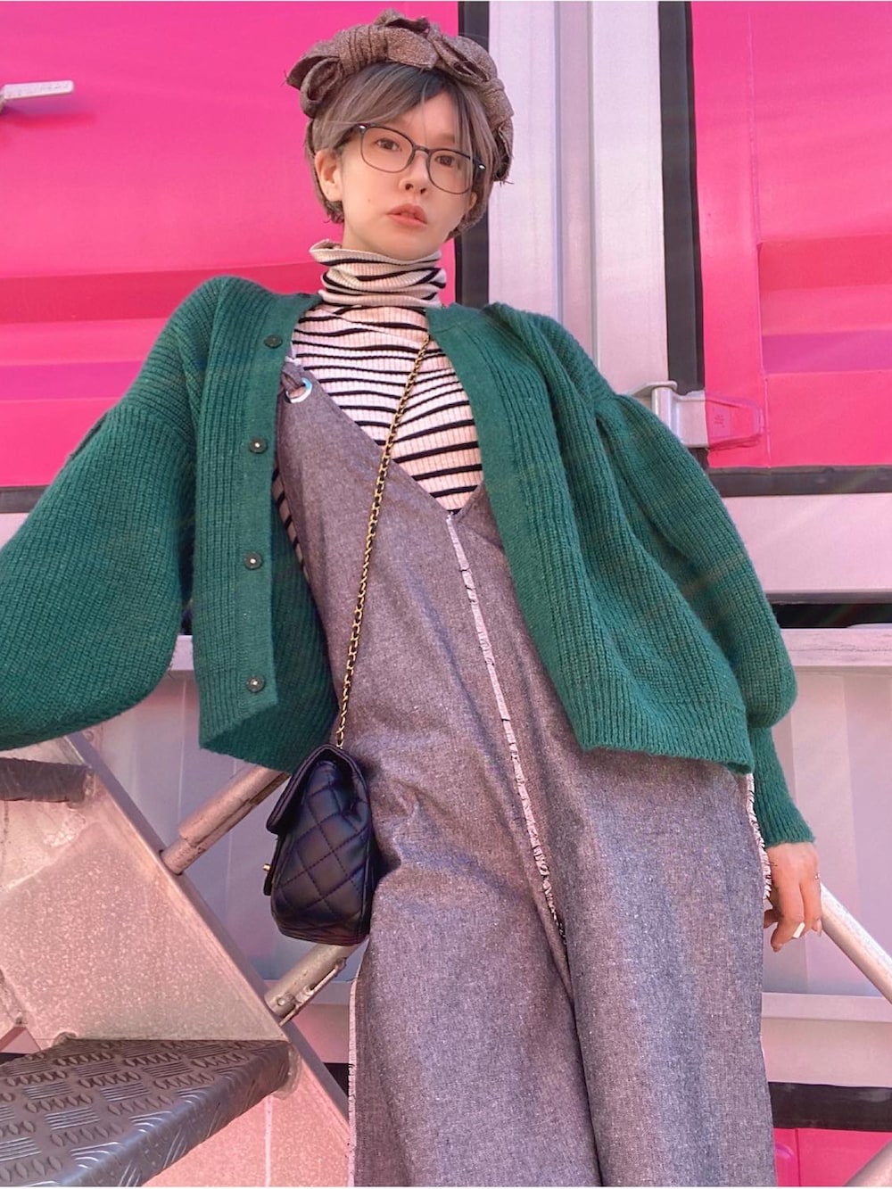 ブラック系のサロペット/オーバーオール、グリーン系のカーディガン/ボレロ、その他のシューズを着用したレディースの冬コーディネートの2枚目の写真