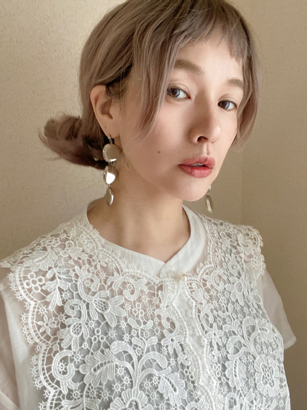 シルバー系のバッグ、ホワイト系のワンピース、グリーン系のその他パンツを着用したレディースの夏コーディネートの3枚目の写真