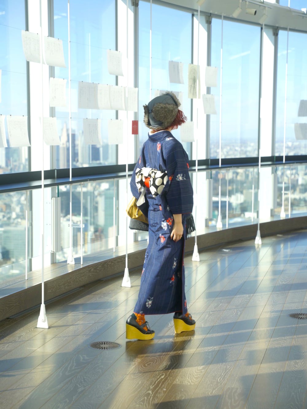 ゴールド系のハンドバッグ、その他のストール/ショール、グレー系のストール/ショールを着用したレディースの冬コーディネートの3枚目の写真