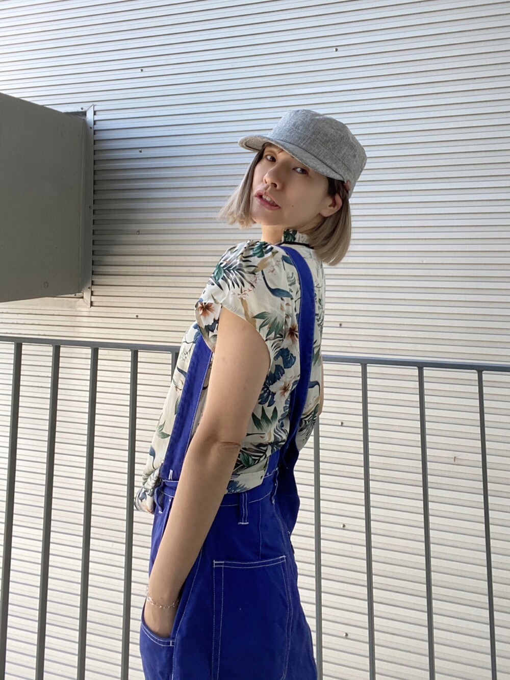 ホワイト系のシャツ/ブラウス、ブルー系のパンツ、グレー系のキャップを着用したレディースの春コーディネートの4枚目の写真