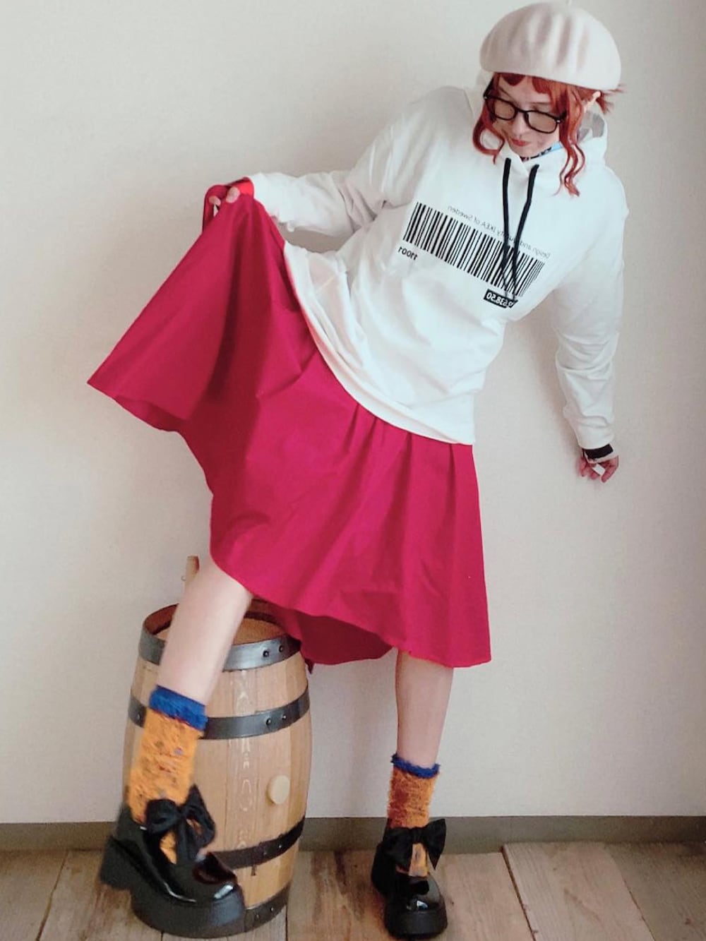 ホワイト系のパーカー、ホワイト系のハンチング/ベレー帽、その他のソックス/靴下を着用したレディースの冬コーディネートの2枚目の写真