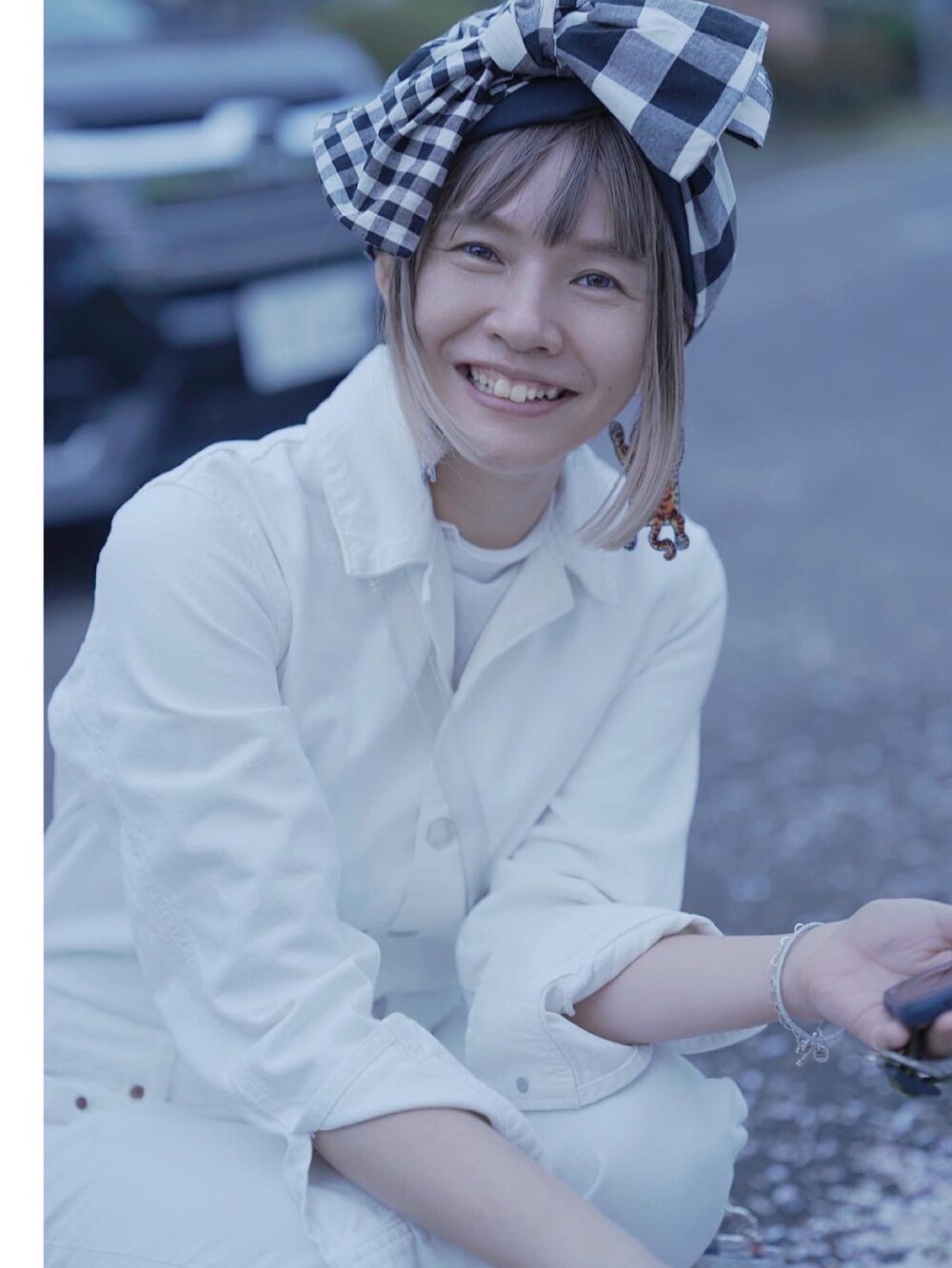 ホワイト系のスニーカー、ホワイト系のオールインワン・サロペット、ブラック系のその他ヘアアクセサリーを着用したレディースの春コーディネートの2枚目の写真