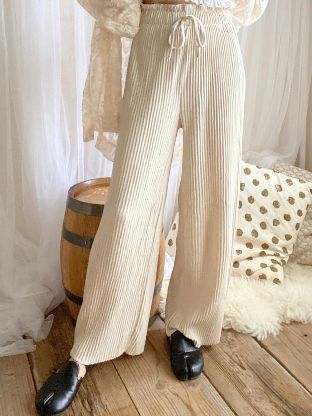 ホワイト系のテーラードジャケット、ベージュ系のその他パンツ、ホワイト系のシャツ/ブラウスを着用したレディースの秋コーディネートの3枚目の写真