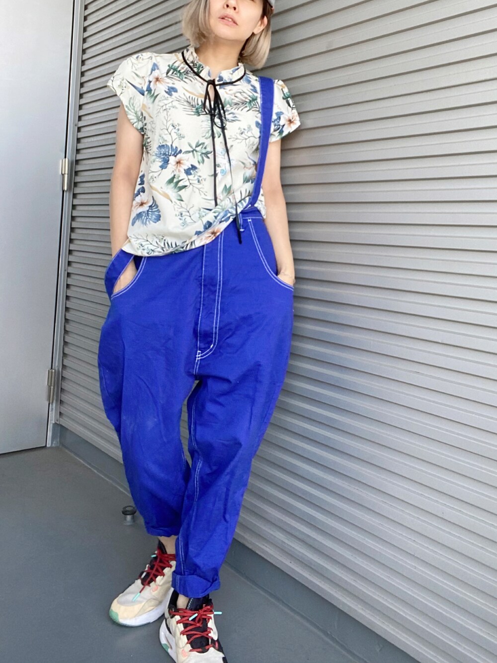 ホワイト系のシャツ/ブラウス、ブルー系のパンツ、グレー系のキャップを着用したレディースの春コーディネートの3枚目の写真