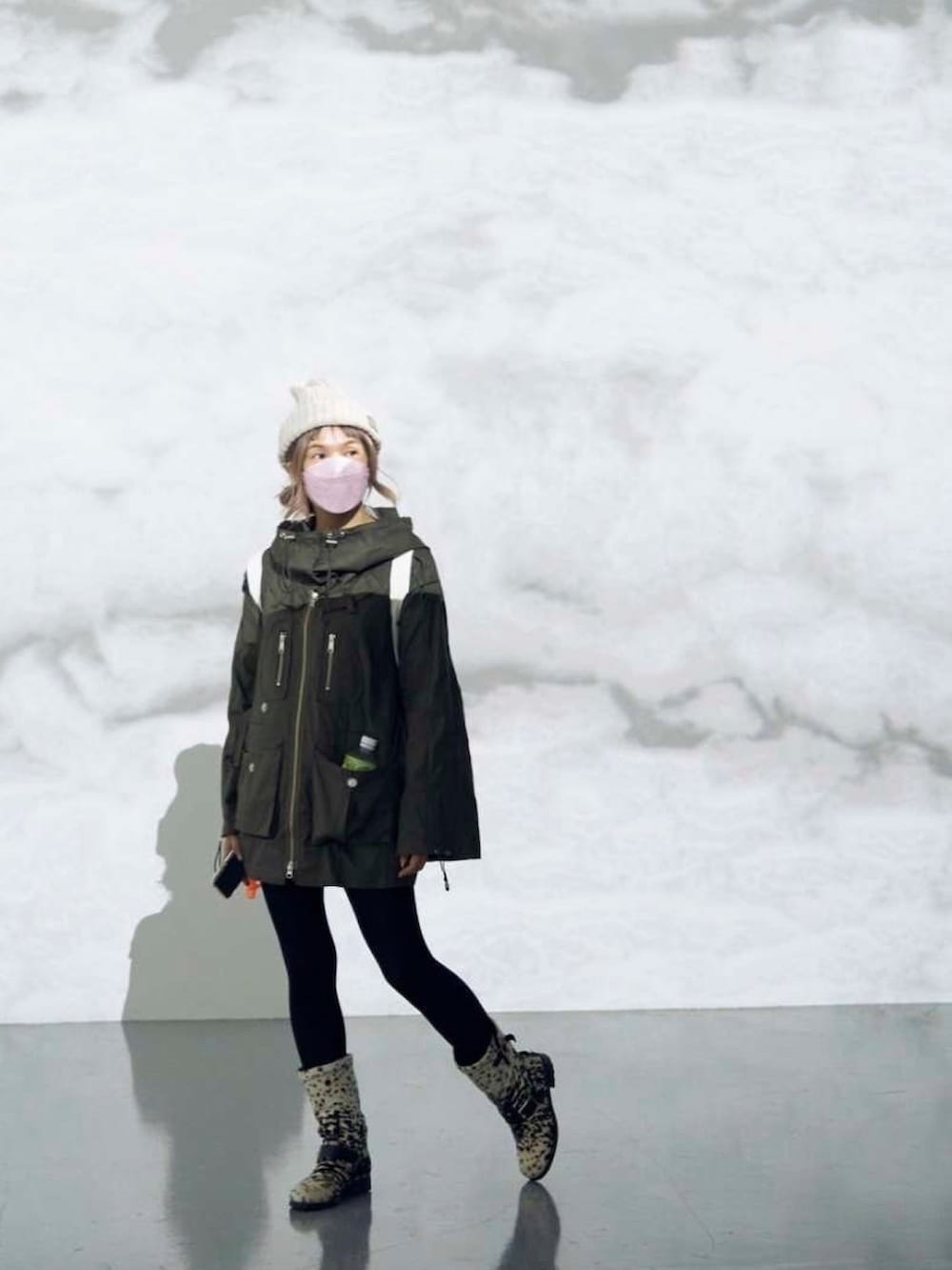 その他のシューズ、ホワイト系のバックパック/リュック、グリーン系のジャケット/アウターを着用したレディースの秋コーディネートの2枚目の写真