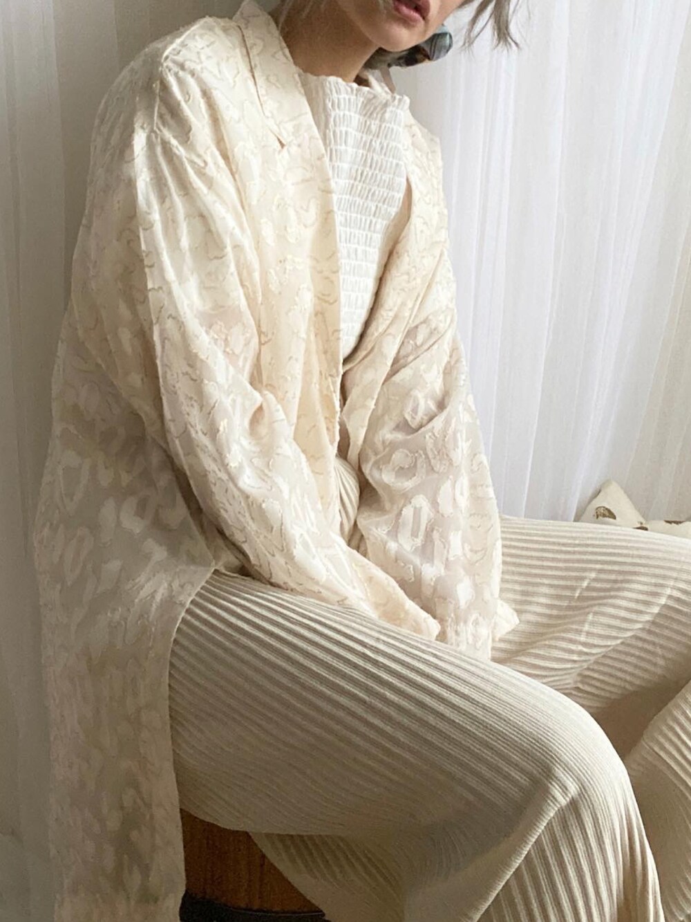 ホワイト系のテーラードジャケット、ベージュ系のその他パンツ、ホワイト系のシャツ/ブラウスを着用したレディースの秋コーディネートの2枚目の写真