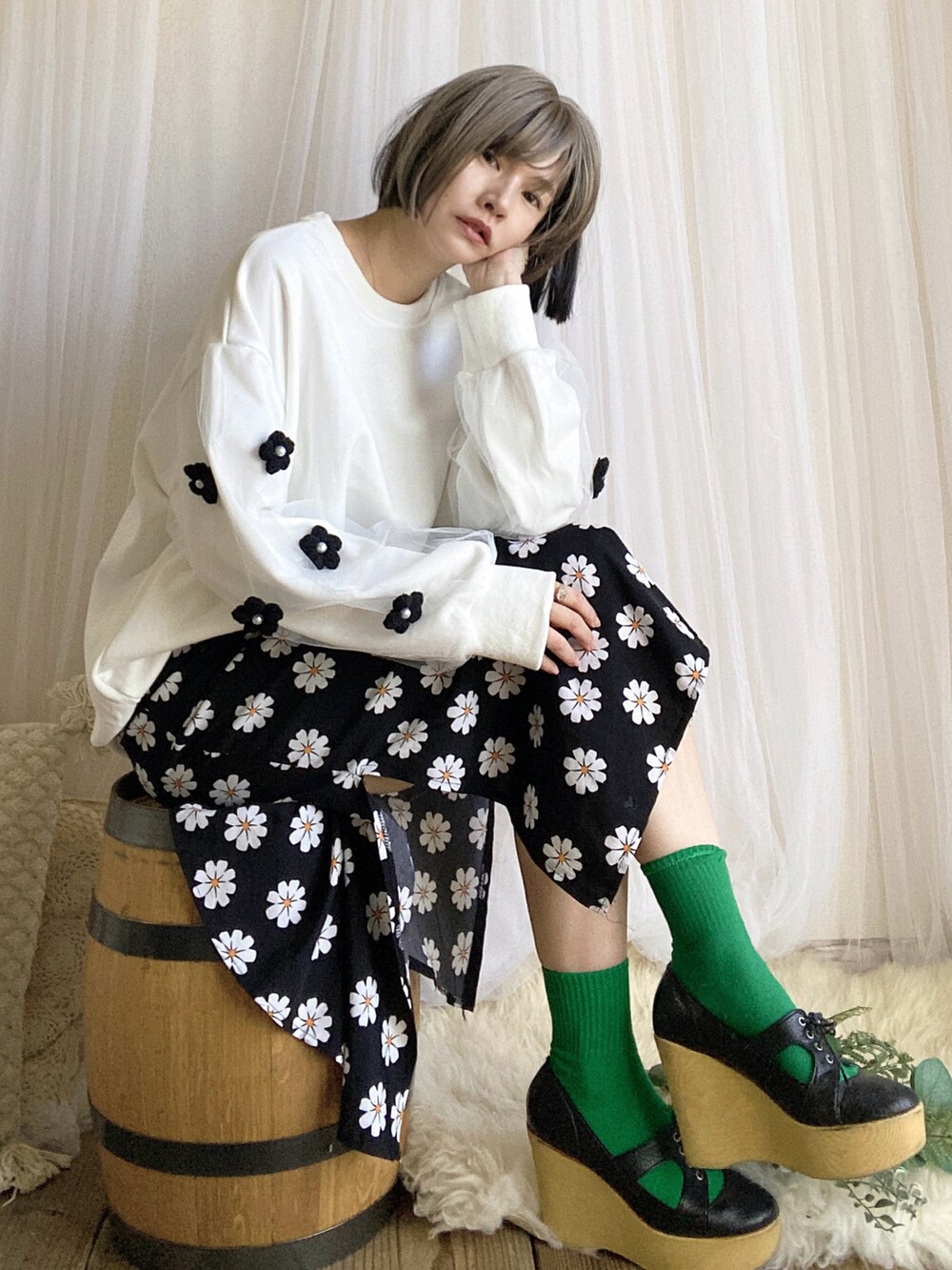 ブラック系のシューズ、ホワイト系のスウェットを着用したレディースの春コーディネートの2枚目の写真