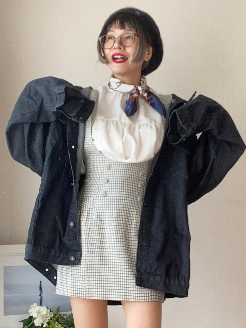 グレー系のワンピース/ドレス、ブラック系のブーツ、ホワイト系のシャツ/ブラウスを着用したレディースの秋コーディネートの2枚目の写真