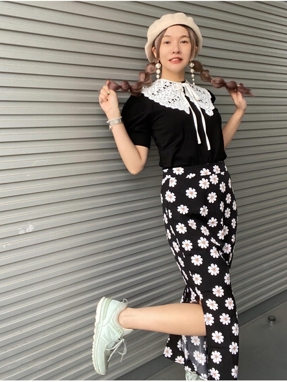 ブラック系のセットアップ、グリーン系のスニーカー、ホワイト系のハンチング/ベレー帽を着用したレディースの春コーディネートの3枚目の写真