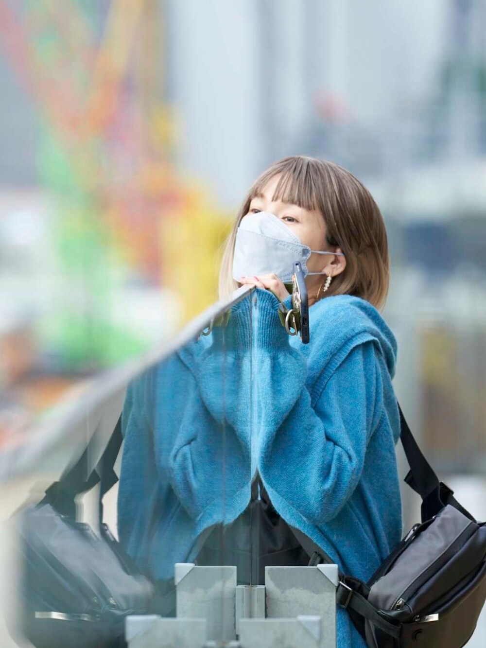 ブルー系のカーディガン/ボレロ、シルバー系のサンダル、シルバー系のスカートを着用したレディースの春コーディネートの2枚目の写真