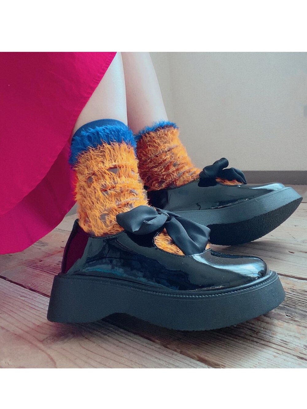 ホワイト系のパーカー、ホワイト系のハンチング/ベレー帽、その他のソックス/靴下を着用したレディースの冬コーディネートの3枚目の写真