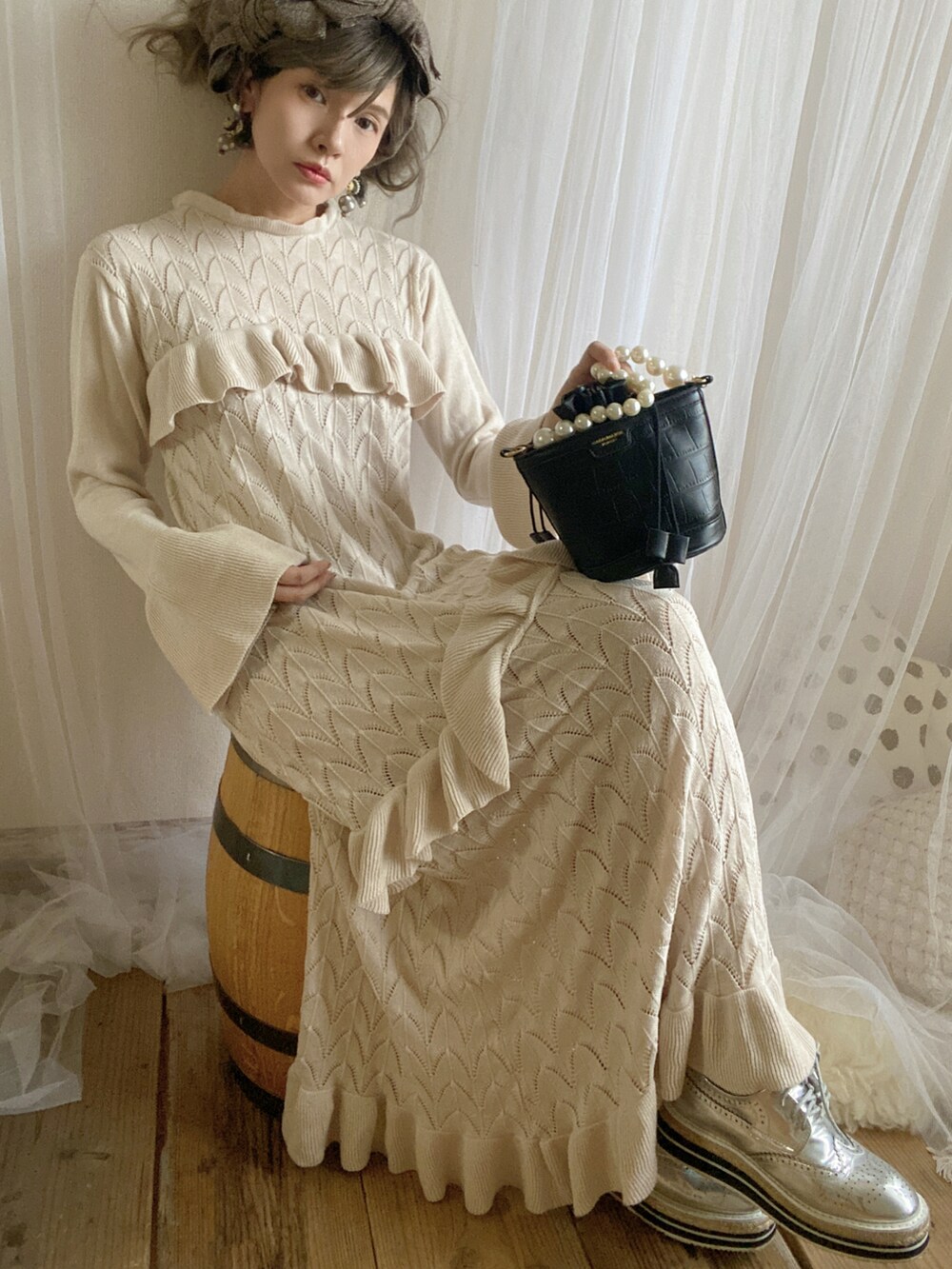 ベージュ系のワンピース、ブラック系のバッグ、シルバー系のシューズを着用したレディースの秋コーディネートの2枚目の写真