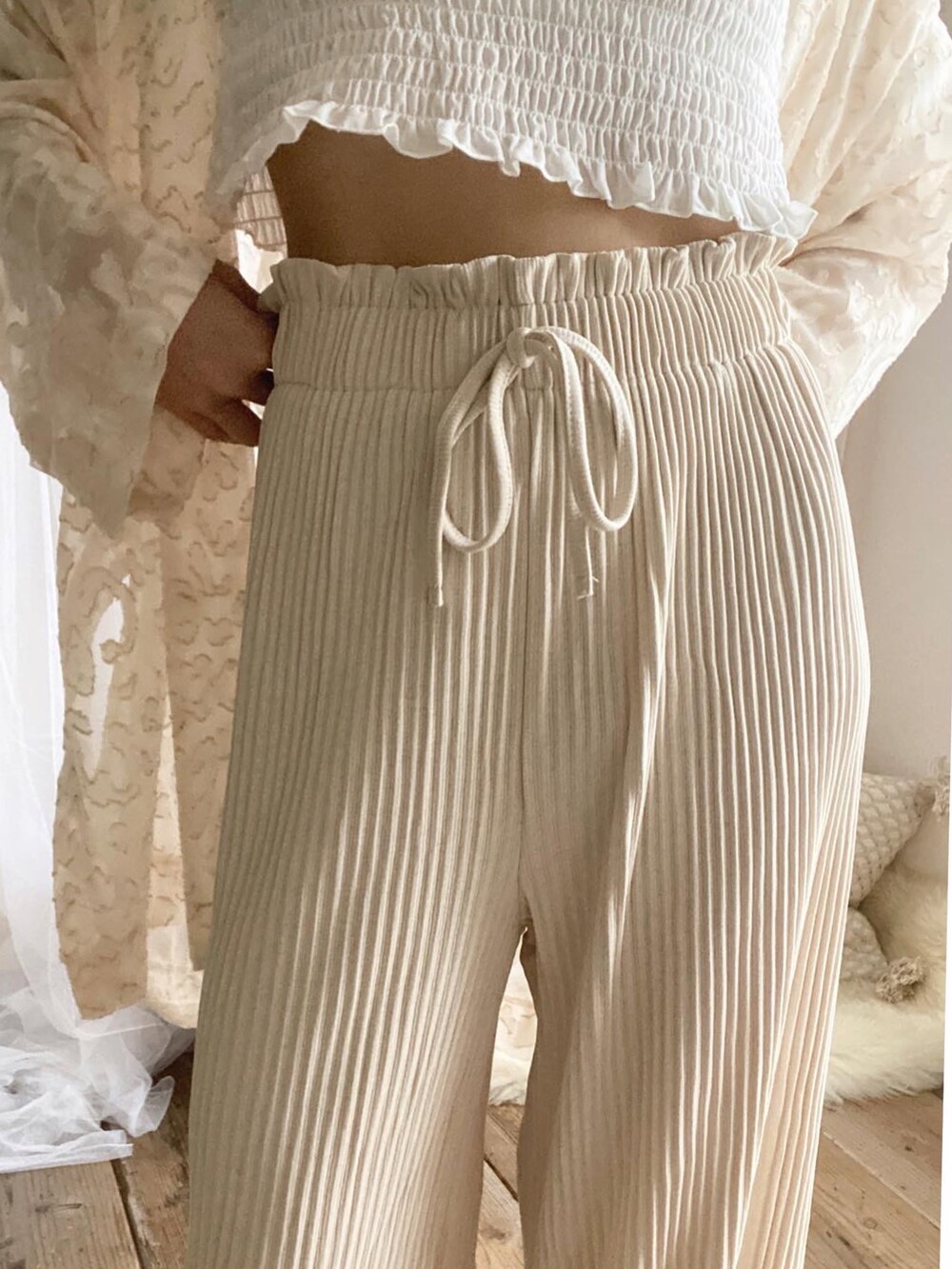 ホワイト系のテーラードジャケット、ベージュ系のその他パンツ、ホワイト系のシャツ/ブラウスを着用したレディースの秋コーディネートの4枚目の写真