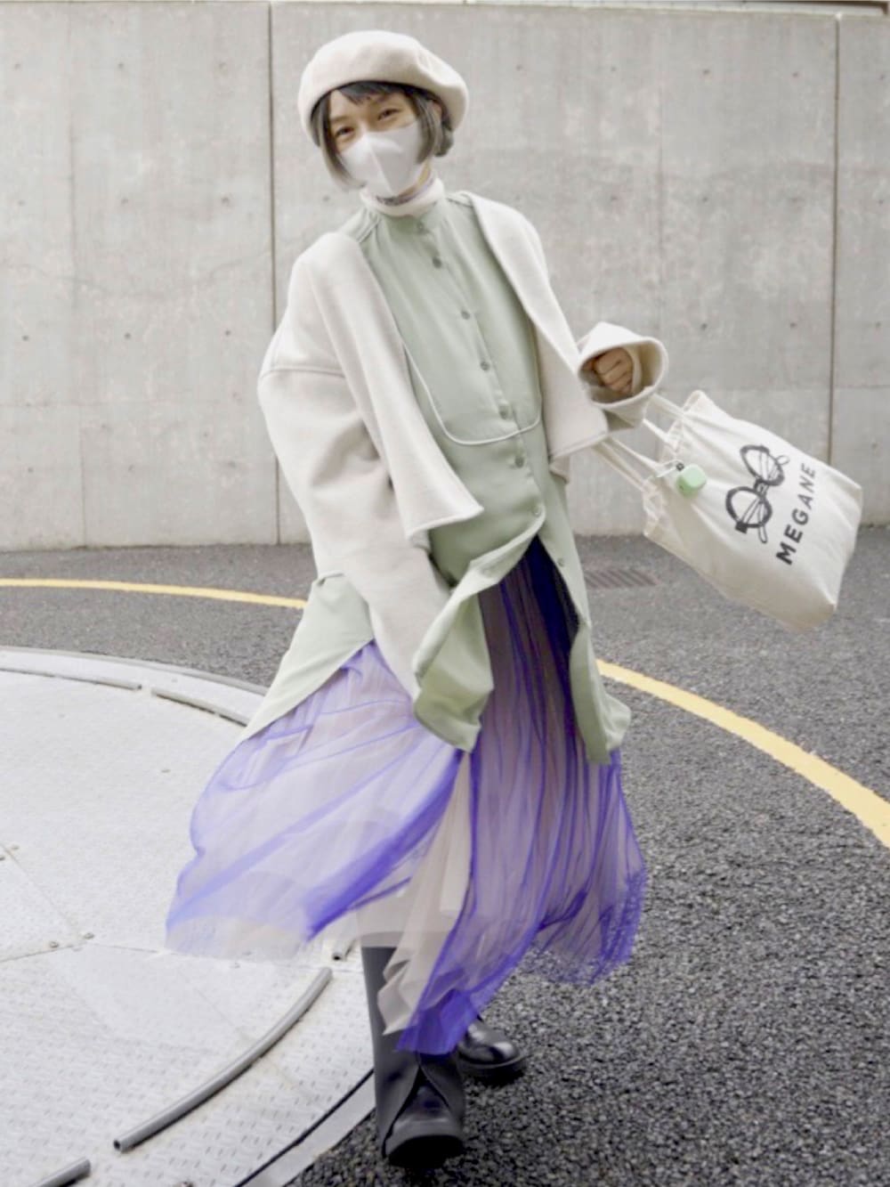 パープル系のスカート、グリーン系のシャツ/ブラウス、ブラック系のシューズを着用したレディースの冬コーディネートの2枚目の写真