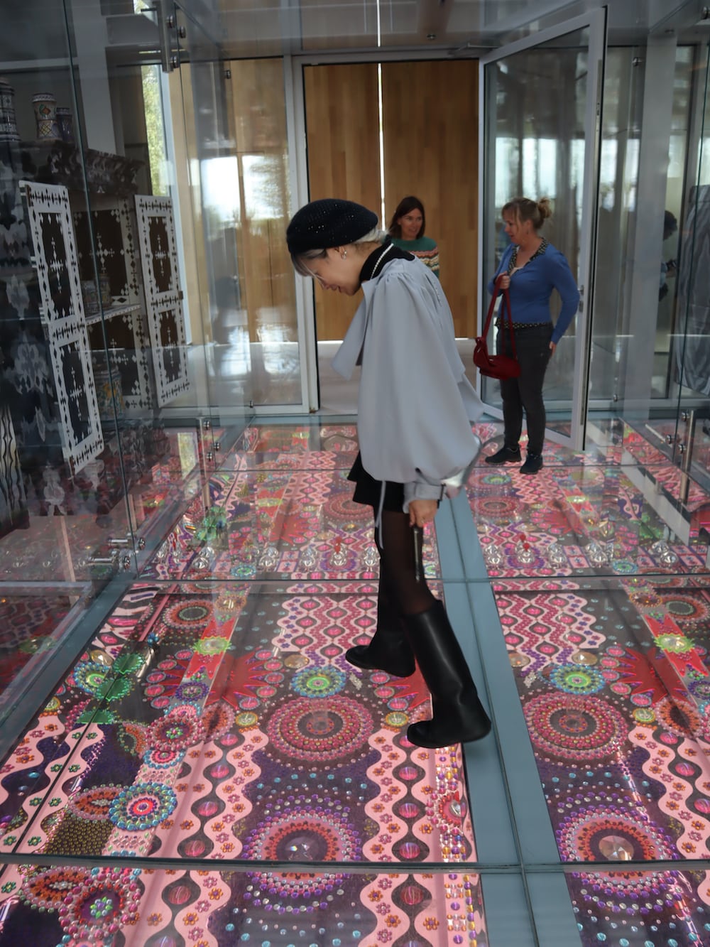 ブラック系のシューズ、ブラック系のトレンチコートを着用したレディースの冬コーディネートの3枚目の写真