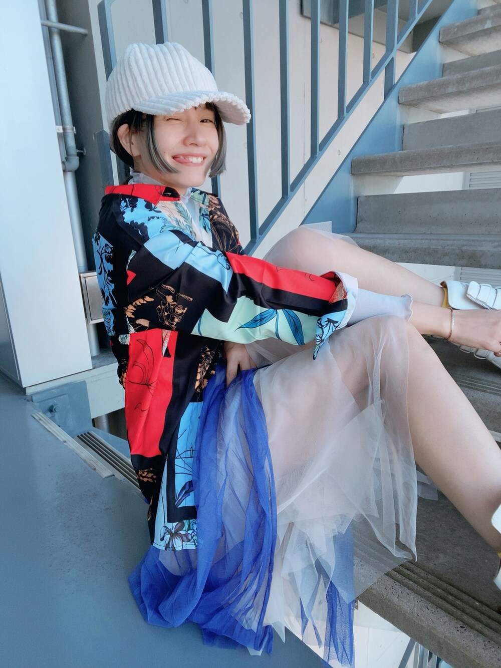 その他のシャツ/ブラウス、パープル系のスカート、ホワイト系のキャップを着用したレディースの春コーディネートの2枚目の写真