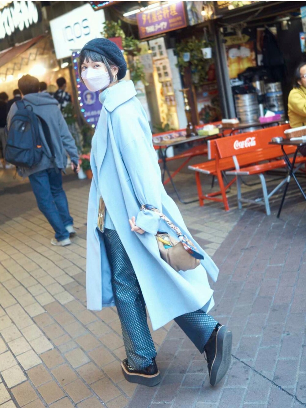 ブルー系のチェスターコート、ブルー系のその他パンツ、ブルー系のニット/セーターを着用したレディースの秋コーディネートの3枚目の写真