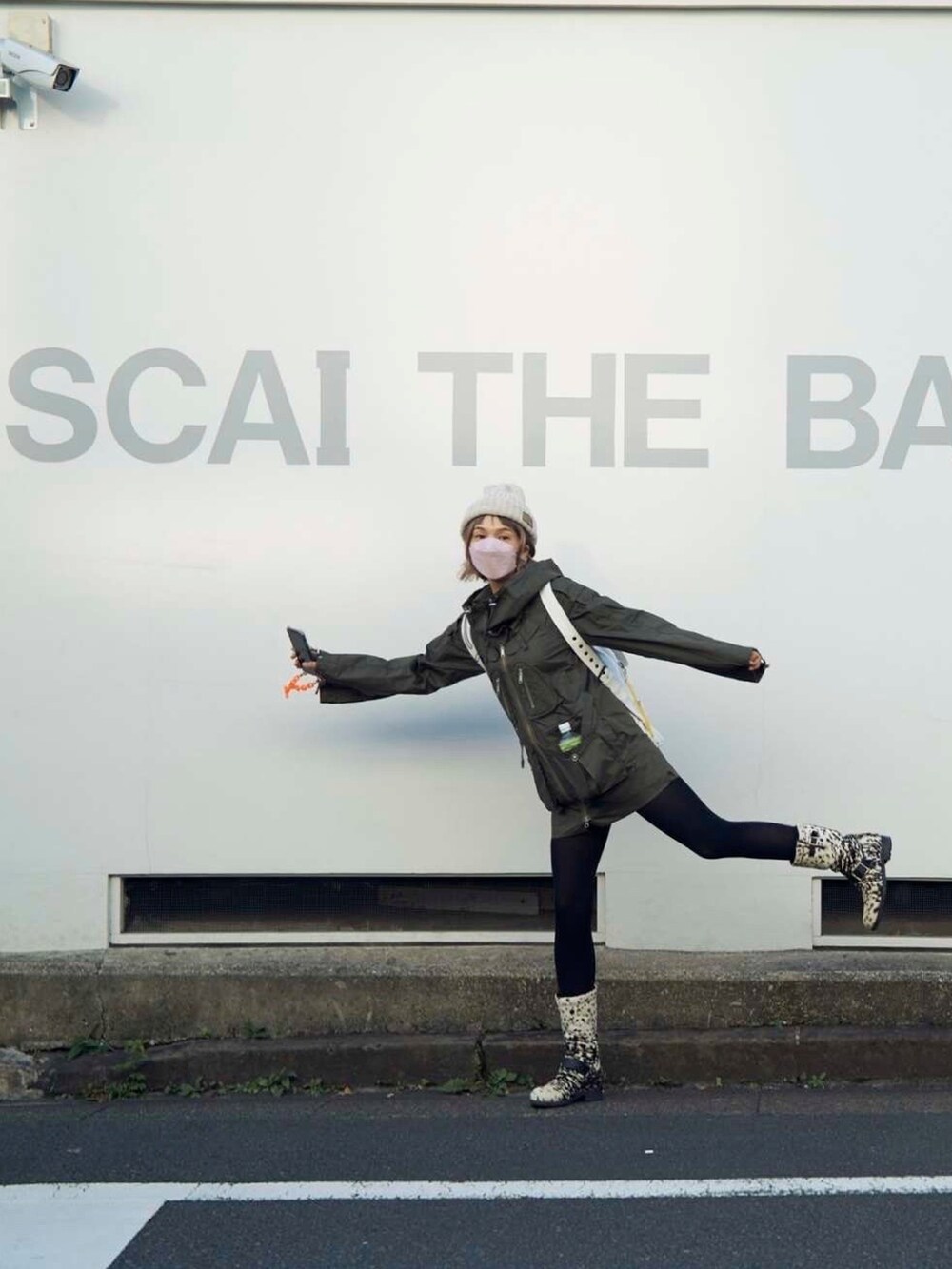 その他のシューズ、ホワイト系のバックパック/リュック、グリーン系のジャケット/アウターを着用したレディースの秋コーディネートの3枚目の写真