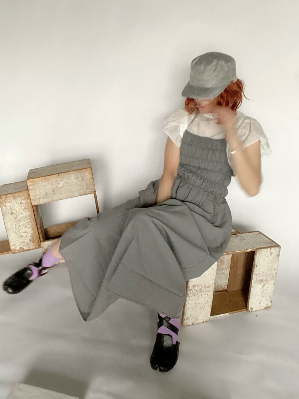 ホワイト系のシャツ/ブラウス、ブラック系のワンピース、ブラック系のシューズを着用したレディースの夏コーディネートの5枚目の写真