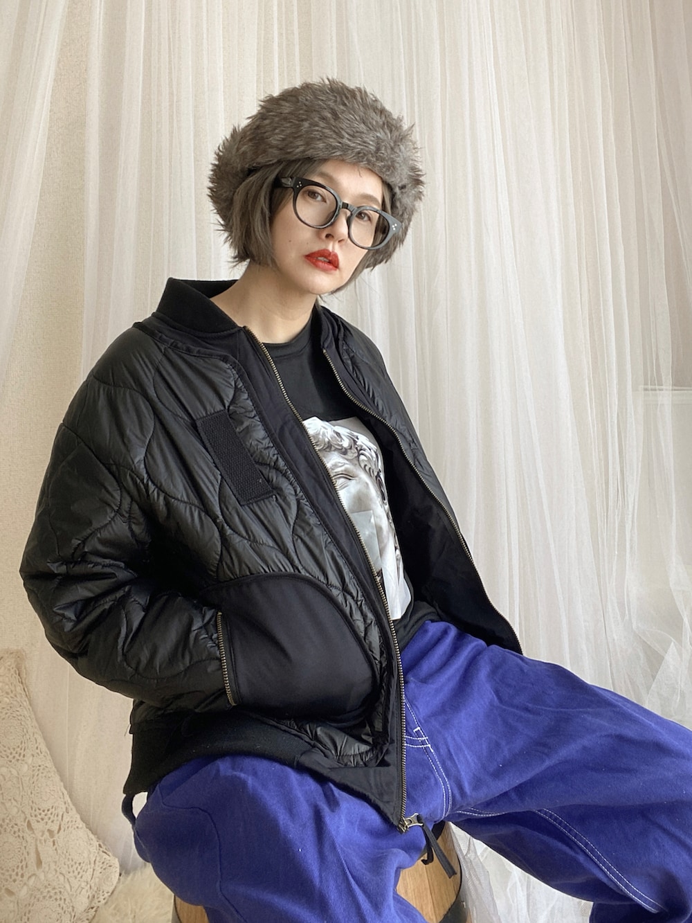 ブラック系のスニーカー、ブルー系のパンツ、ブラック系のジャケット/アウターを着用したレディースの冬コーディネートの3枚目の写真