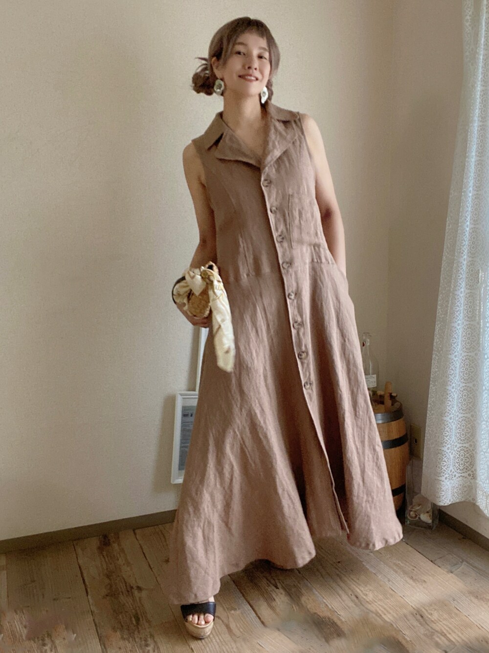 ベージュ系のバッグ、ブラック系のサンダル、ブラウン系のワンピース/ドレスを着用したレディースの夏コーディネートの3枚目の写真