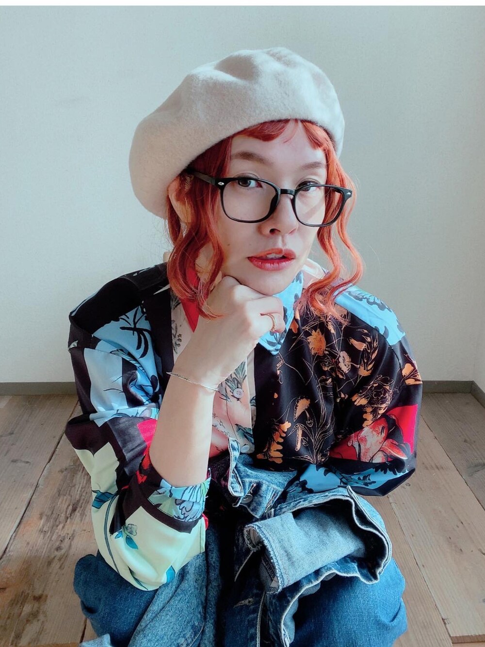 ブルー系のデニムジャケット、ブルー系のデニムパンツ、その他のシャツ/ブラウスを着用したレディースの冬コーディネートの3枚目の写真