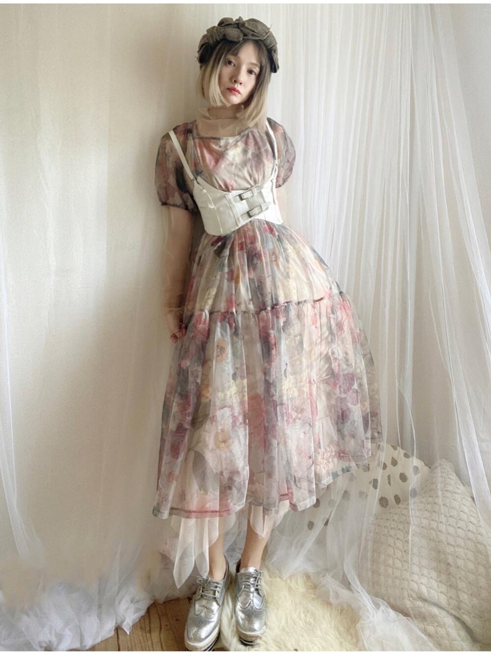 ベージュ系のワンピース/ドレス、シルバー系のシューズ、ホワイト系のベルトを着用したレディースの秋コーディネートの2枚目の写真