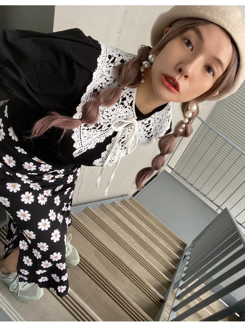 ブラック系のセットアップ、グリーン系のスニーカー、ホワイト系のハンチング/ベレー帽を着用したレディースの春コーディネートの4枚目の写真