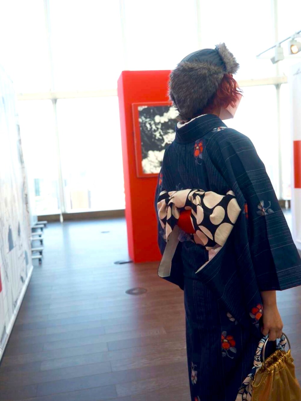 ゴールド系のハンドバッグ、その他のストール/ショール、グレー系のストール/ショールを着用したレディースの冬コーディネートの2枚目の写真