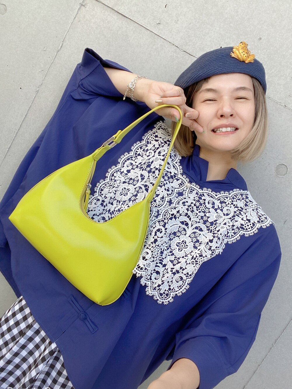 ブルー系のシャツ/ブラウス、ブラック系のスカート、ブラック系のサンダルを着用したレディースの夏コーディネートの3枚目の写真