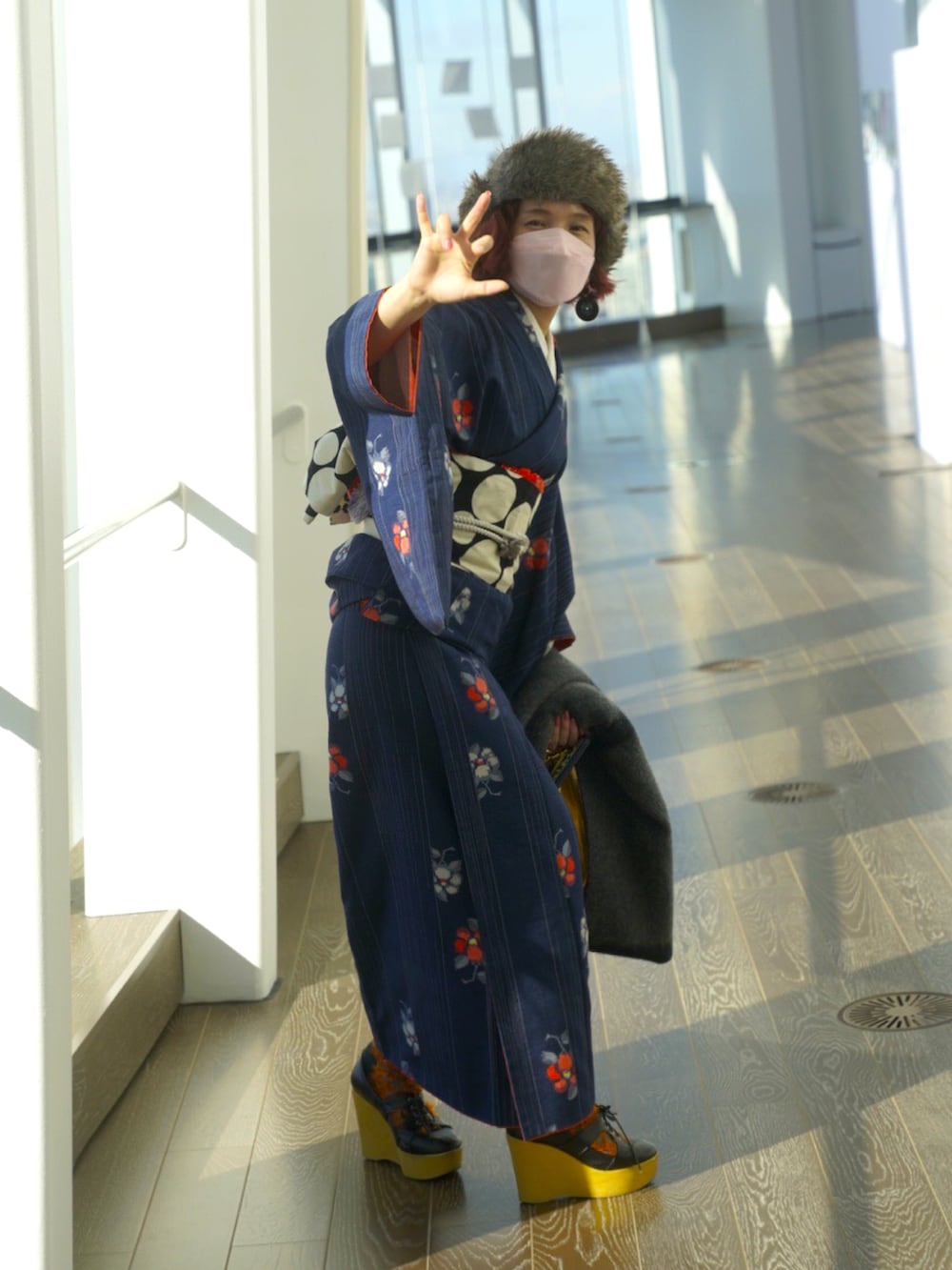 ゴールド系のハンドバッグ、その他のストール/ショール、グレー系のストール/ショールを着用したレディースの冬コーディネートの5枚目の写真