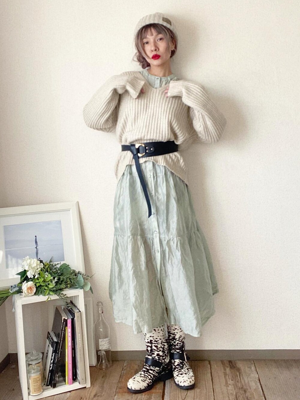 ホワイト系のニット/セーター、グリーン系のワンピース、その他のシューズを着用したレディースの冬コーディネートの2枚目の写真