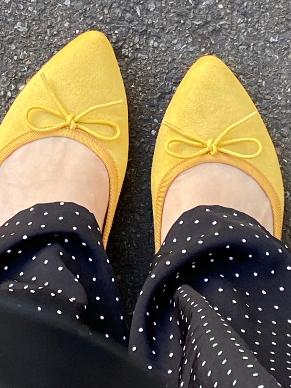 ホワイト系のジャケット/アウター、ブラック系のその他パンツ、イエロー系のシューズを着用したレディースの冬コーディネートの3枚目の写真