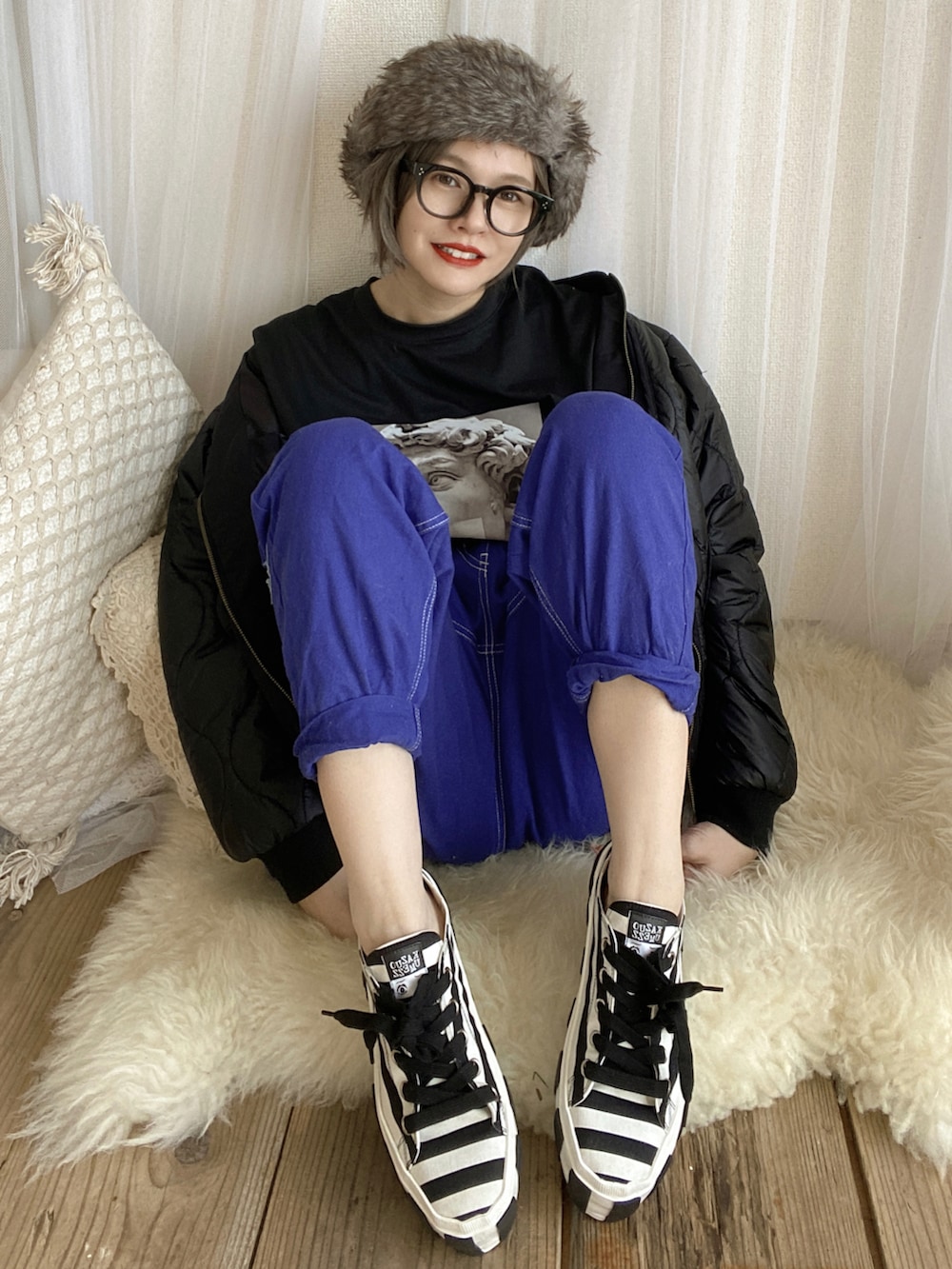 ブラック系のスニーカー、ブルー系のパンツ、ブラック系のジャケット/アウターを着用したレディースの冬コーディネートの2枚目の写真