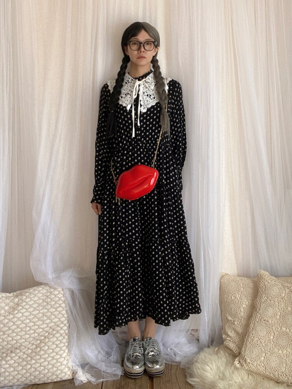 ブラック系のワンピース、レッド系のバッグを着用したレディースの冬コーディネートの4枚目の写真