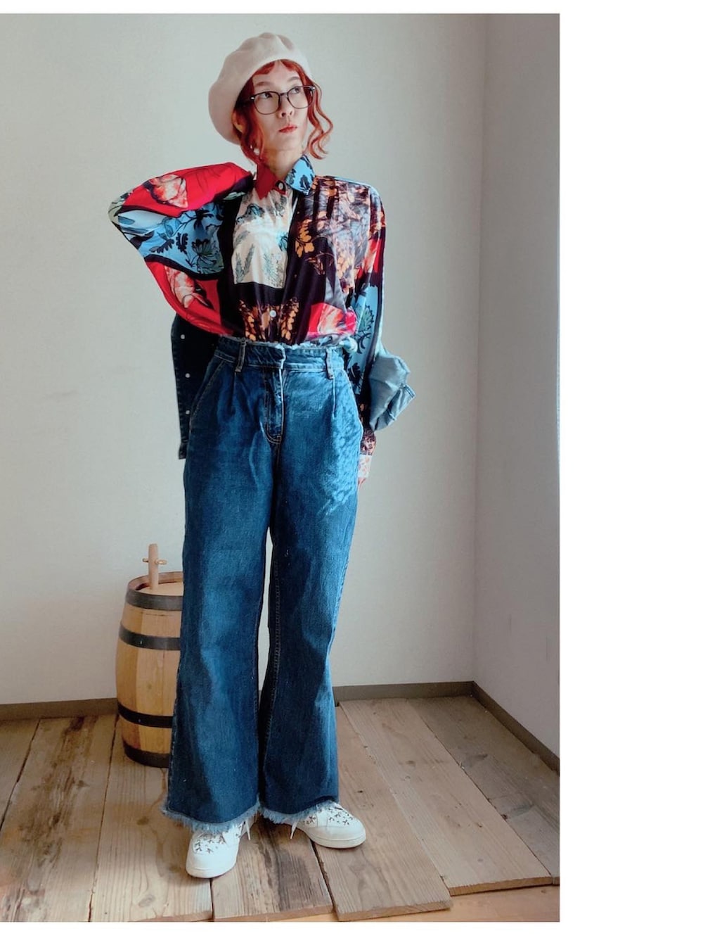 ブルー系のデニムジャケット、ブルー系のデニムパンツ、その他のシャツ/ブラウスを着用したレディースの冬コーディネートの2枚目の写真