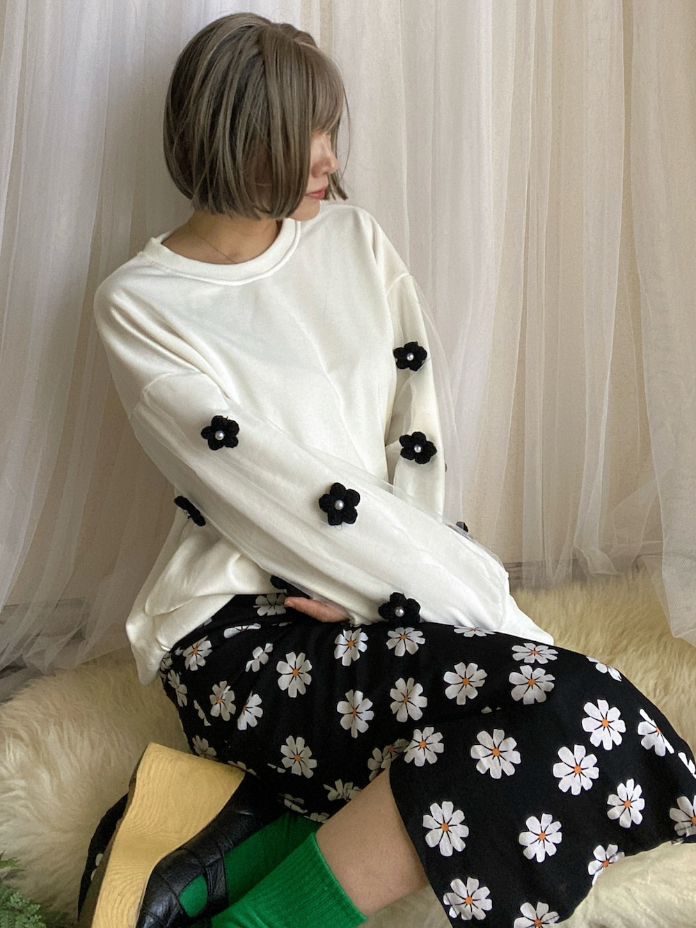 ブラック系のシューズ、ホワイト系のスウェットを着用したレディースの春コーディネートの3枚目の写真