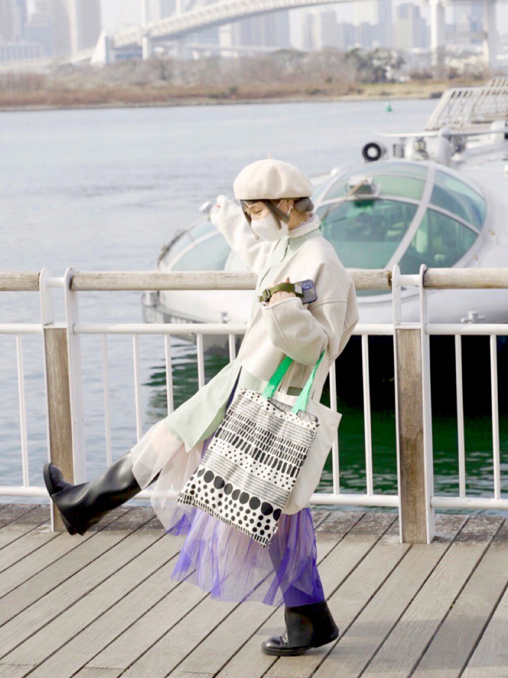 パープル系のスカート、グリーン系のシャツ/ブラウス、ブラック系のシューズを着用したレディースの冬コーディネートの3枚目の写真