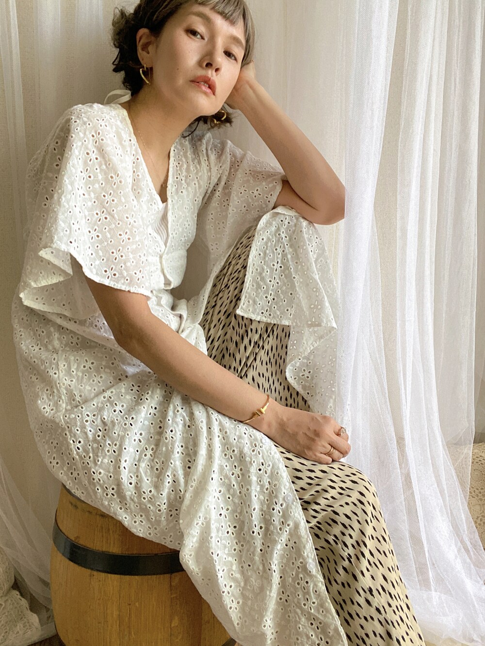 ホワイト系のワンピースを着用したレディースの夏コーディネートの2枚目の写真