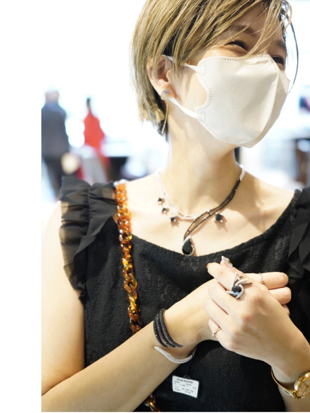 ブラック系のワンピース/ドレス、ブラック系のテーラードジャケット、ブラック系のブーツを着用したレディースの秋コーディネートの3枚目の写真