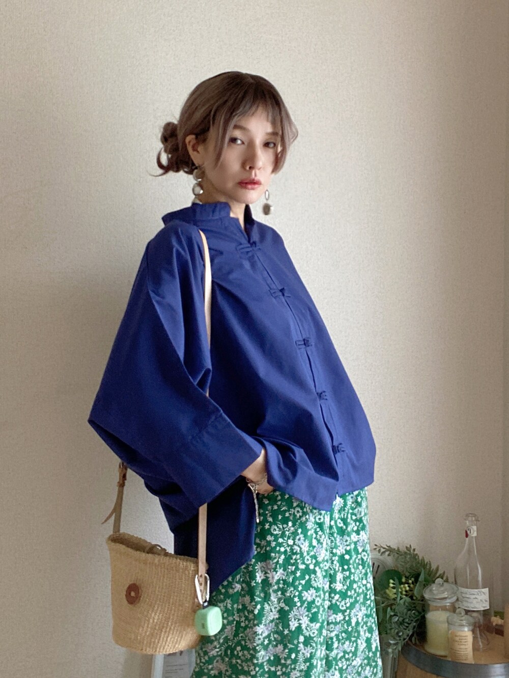 グリーン系のその他パンツ、グリーン系のスニーカー、ブルー系のシャツ/ブラウスを着用したレディースの夏コーディネートの4枚目の写真