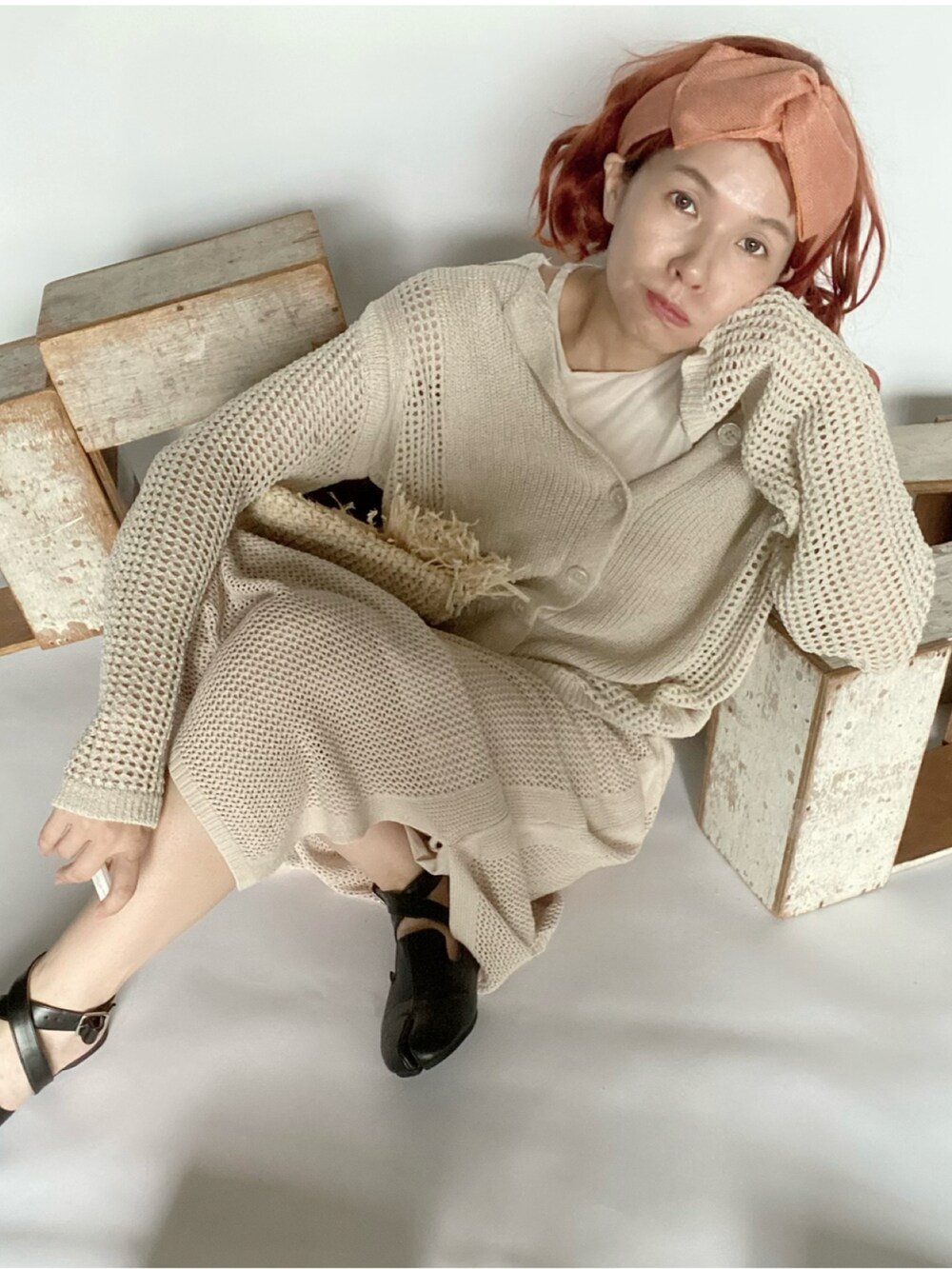 ベージュ系のカーディガン/ボレロ、ベージュ系のスカート、ベージュ系のバッグを着用したレディースの春コーディネートの3枚目の写真