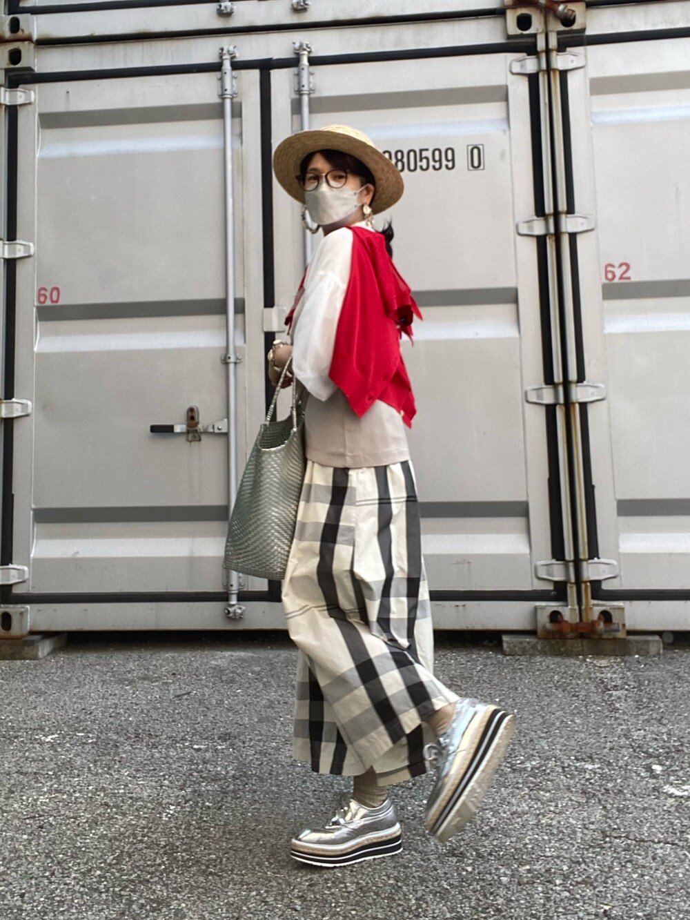 ホワイト系のシャツ/ブラウス、ベージュ系のキャミソール、ホワイト系のスカートを着用したレディースの春コーディネートの4枚目の写真