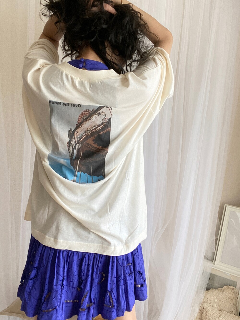 ホワイト系のTシャツ/カットソー、ブルー系のワンピース/ドレス、ホワイト系のブーツを着用したレディースの夏コーディネートの3枚目の写真